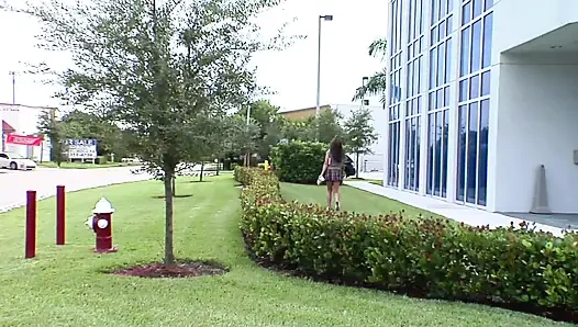 Молодую красотку с круглой задницей трахают после пикапа