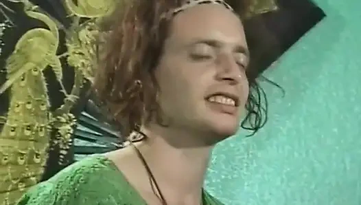 Garip bir çift yoldan çıkardı