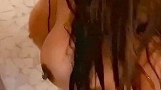 Une MILF asiatique anatrice sous la douche prend un selfie