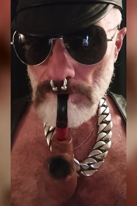 Titpig raucht seinen Blowjob und spielt mit seinen Brustwarzen und seinem Schwanz