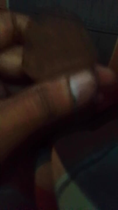 Паренек наслаждается своим временем ночью в одиночестве