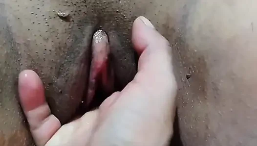 Mein nachbar steckt seine hand in meine muschi und fickt am ende meinen arsch