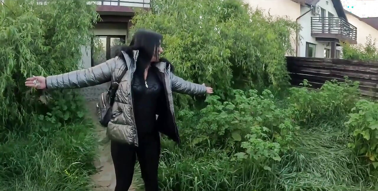 Jardinero con garganta profunda, follada dura en la cara y doble semen en mi blusa brillante