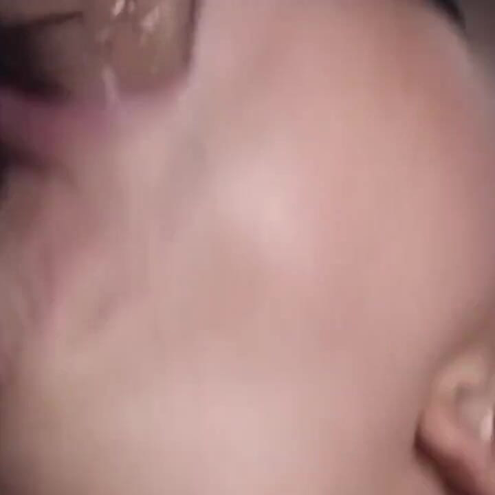 Olgun orta yaşlı seksi kadın kalın yarağı emiyor ve ıslak