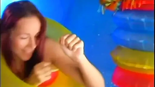 Schönes sexy teen mit enger muschi gefickt und von retro großem schwanz in den mund gespritzt