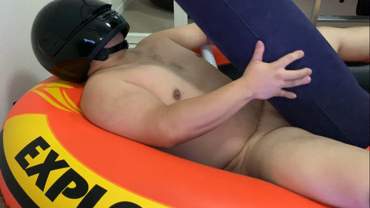 Cara gordo de capacete com pênis pequeno no barco inflável esfregando e gozando em um travesseiro