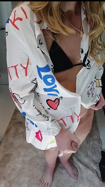 De Vestidinho Batendo Uma Punheta E Gozando No Meu Shortinho