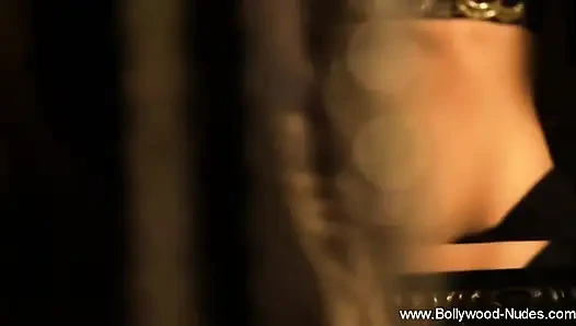 Deva dassi pamer perut seksinya