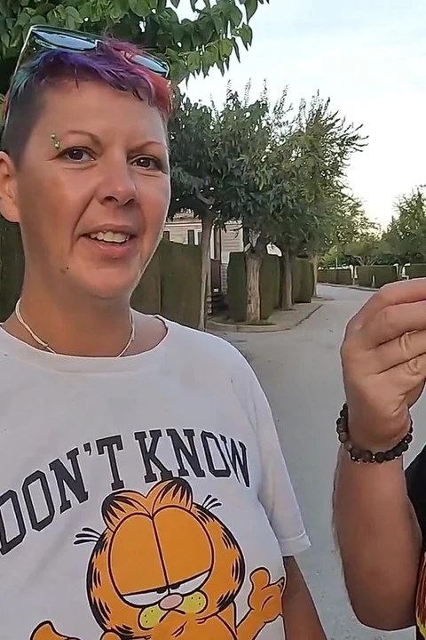 En Una Calle Pública Compartiendo Mutuamente Un Cubo De Esperma Congelado De 10 Cargas