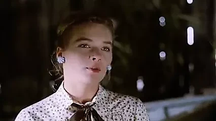 芦苇丛中的谷仓