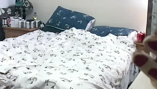 Cewek ini rela ngebiarin tukang nginton di balik jendela sambil ngocok kontol sambil nge-ngocok dan merekam videonya