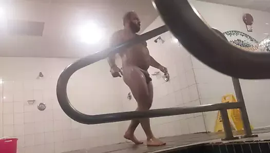 Urso sexy no chuveiro público da academia
