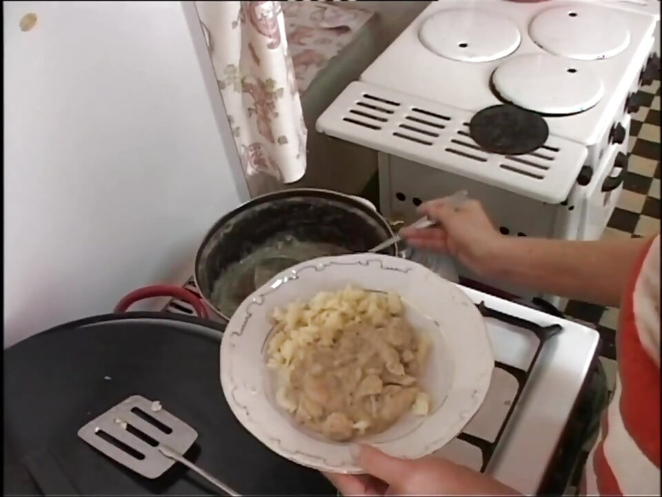 Amateur ama de casa follada por el culo y corrida en el culo por una gran polla en la cocina