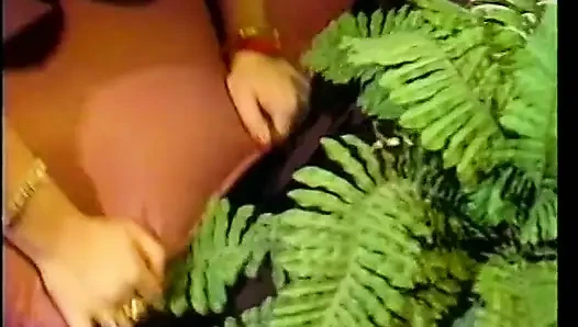 Seksi iç çamaşırlı etkileyici esmer kadın arkadan sikilirken inliyor