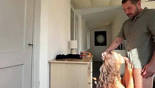 Горячую милфу склоняет ее разнорабочий и в конечном итоге жестко трахают