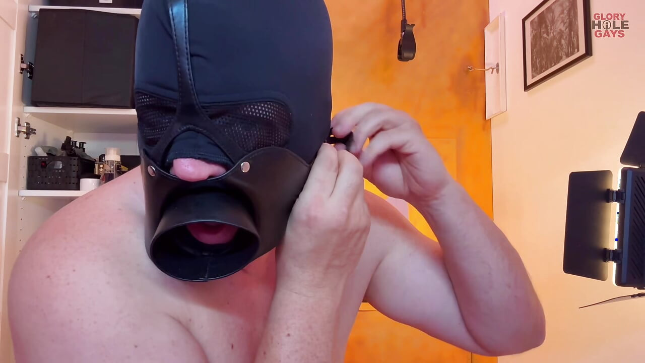 Musculoso homem hetero com xxl cisne no gloryhole