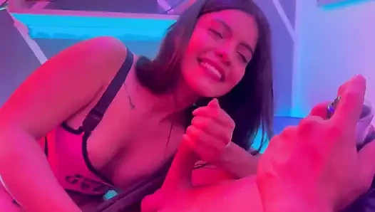 Video oyunu oynuyorum ve üvey kız kardeşimden sakso alıyorum