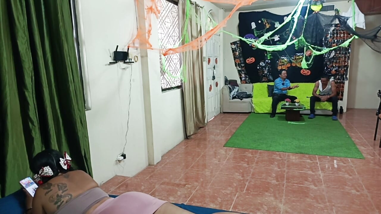 Delicioso trio de Halloween com a enteada peituda e rabuda.