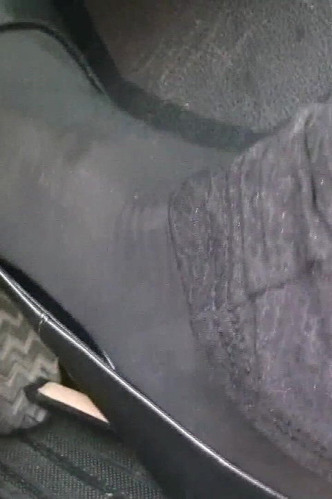 Bombeo de pedal en pantimedias negras y tacones altos grises