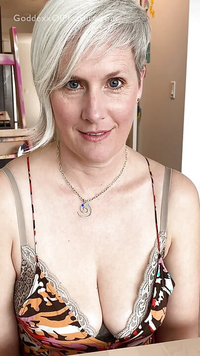 Seul avec la mère de mon meilleur ami - compte à rebours avec une MILF sexy