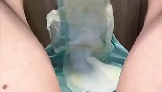 Ayaklarda güçlü bir idrar akışı - uzun tüyler büyük bir idrar birikintisinde