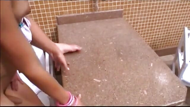 Em bé dáng mảnh mai cảm thấy cặc cương cứng khi anh chàng nhét ngón tay vào lỗ đít em