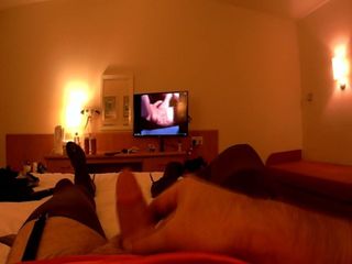 Crossdresser assistindo pornô e gozando em lingerie
