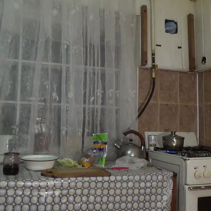 Dona de casa sexy e bagunçada com peitões! JOI! Peitos cobrindo comida!