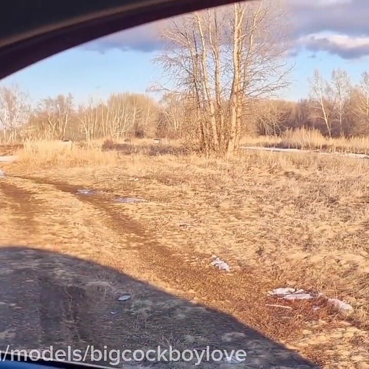 Une jeune femboy coquine se défonce ses trous étroits pour jouir