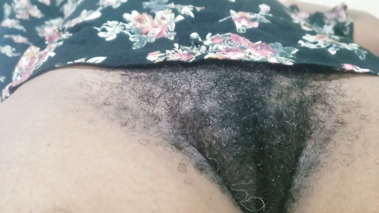 Seductive amateur mommy show you exactly how she likes to tease her own dripping folds