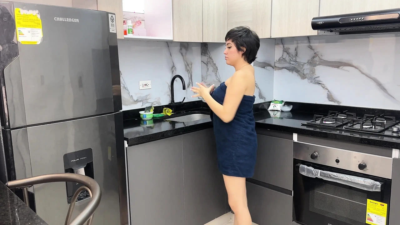 Tôi đặt hàng giao hàng, nhưng tôi thích những người giao hàng con cu khổng lồ và ngon hơn, vì vậy tôi yêu cầu anh ta dán nó vào trong tôi