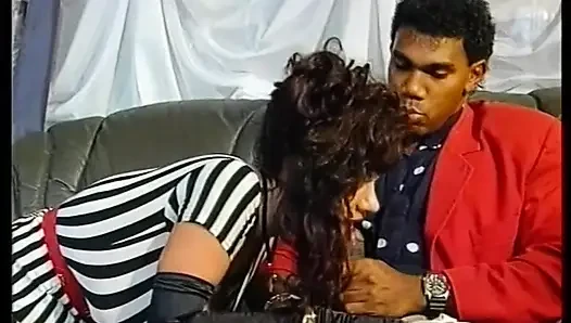 Büyük memeli orta yaşlı seksi kadın başkaları tarafından sikilirken canavar bir yarak emiyor