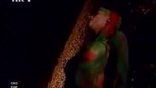 Vídeo da música nua: dança croata dos anos 90, cantora de topless