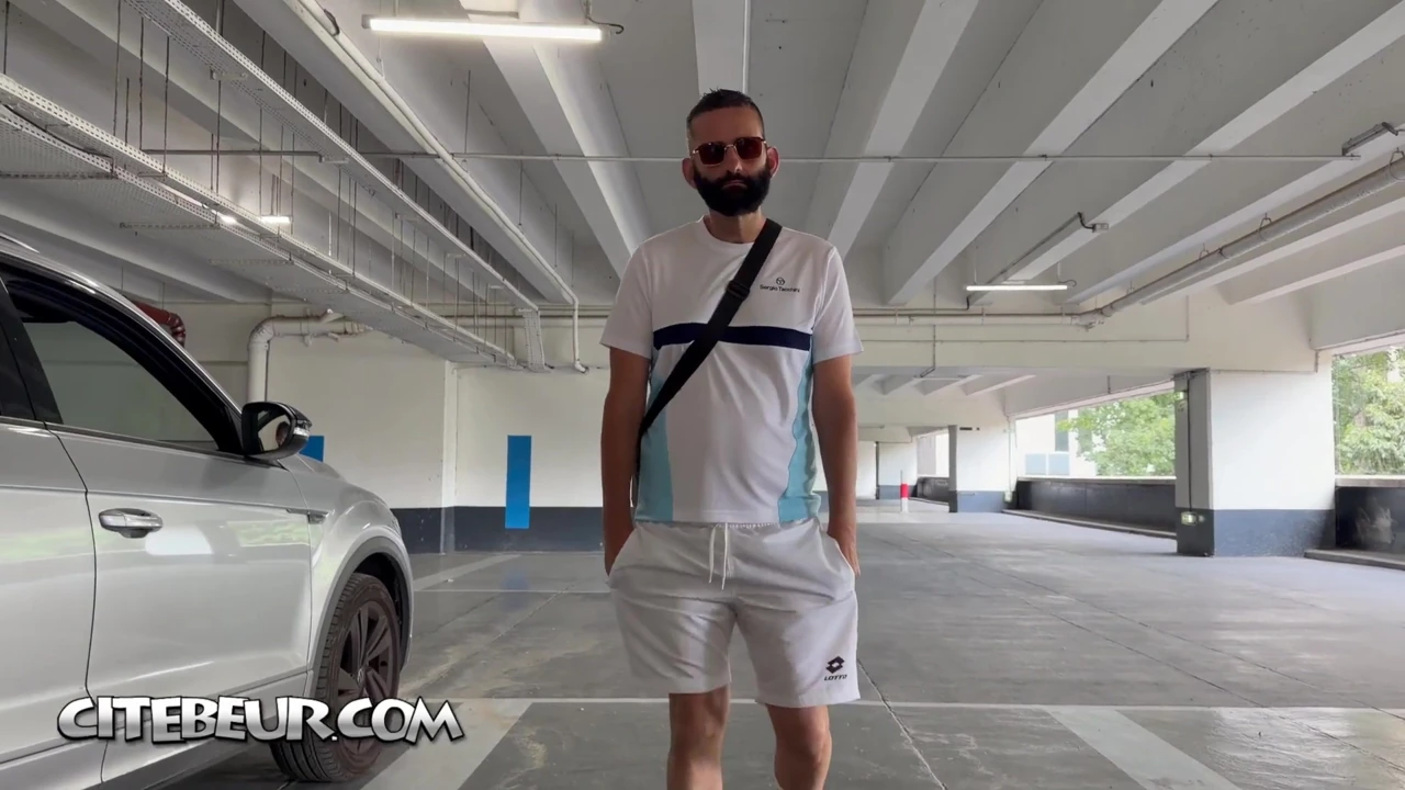 CITEBEUR.com - Bearded Arab gives his big to suck in a parking lot