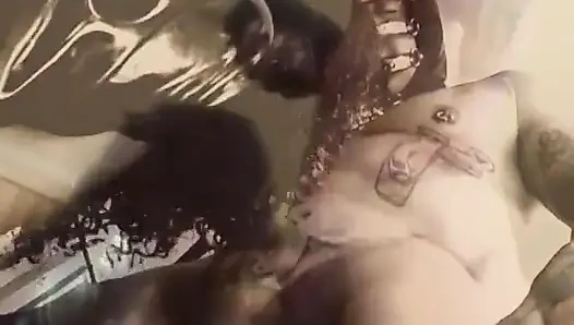 Pelacur kulit hitam dengan sepatu bot tinggi paha kulit melakukan anal dengan pejantan putih