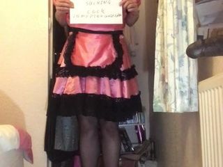 Gedemütigt, rosa Schwanzlutscherin von Sissy-Zimmermädchen aufgenommen