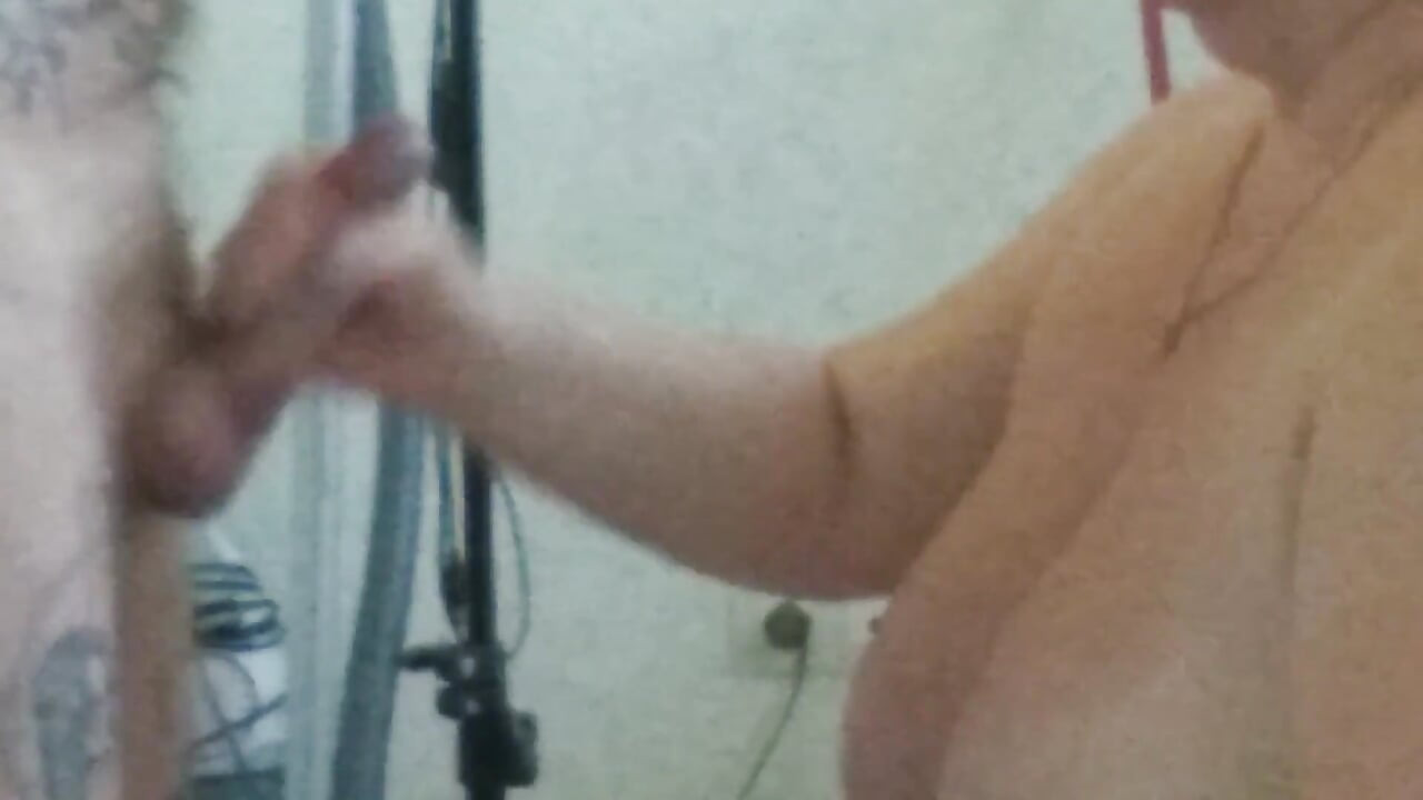 Sugând pula și primind spermă pe țâțele ei mari