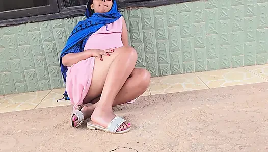 GADIS ARAB BERUSAHA MUNCRAT DI PINGGIR JALAN