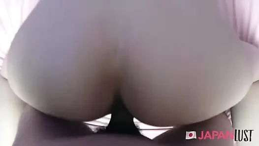 Çok güzel Japon genç kız sert yarağa biniyor bakış açısı