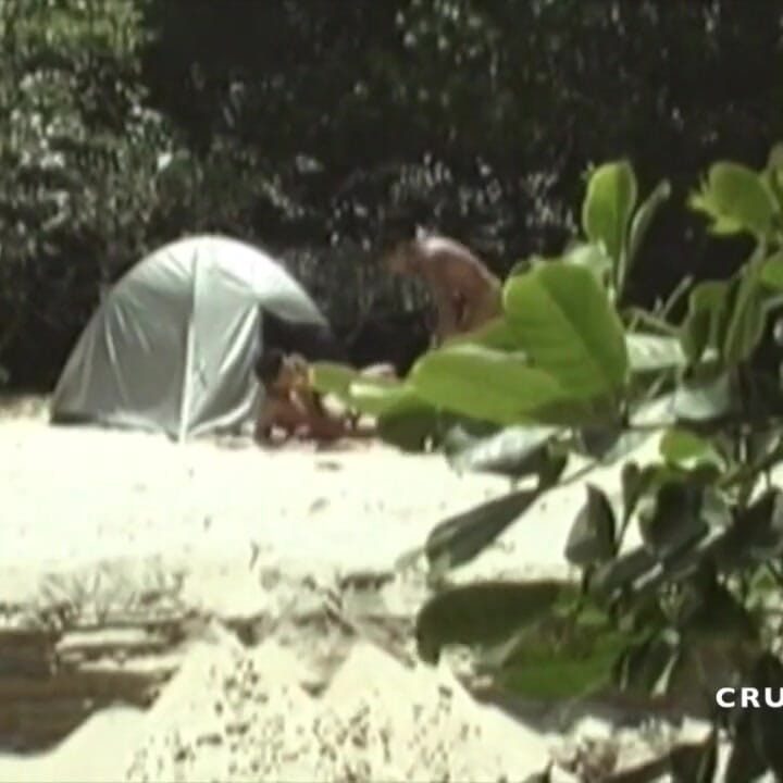 セクシーなストレートのラテン系がエキシブ川でセックス