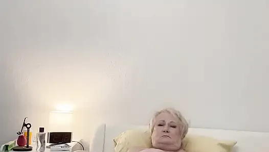 Nenek dientot sama dildo