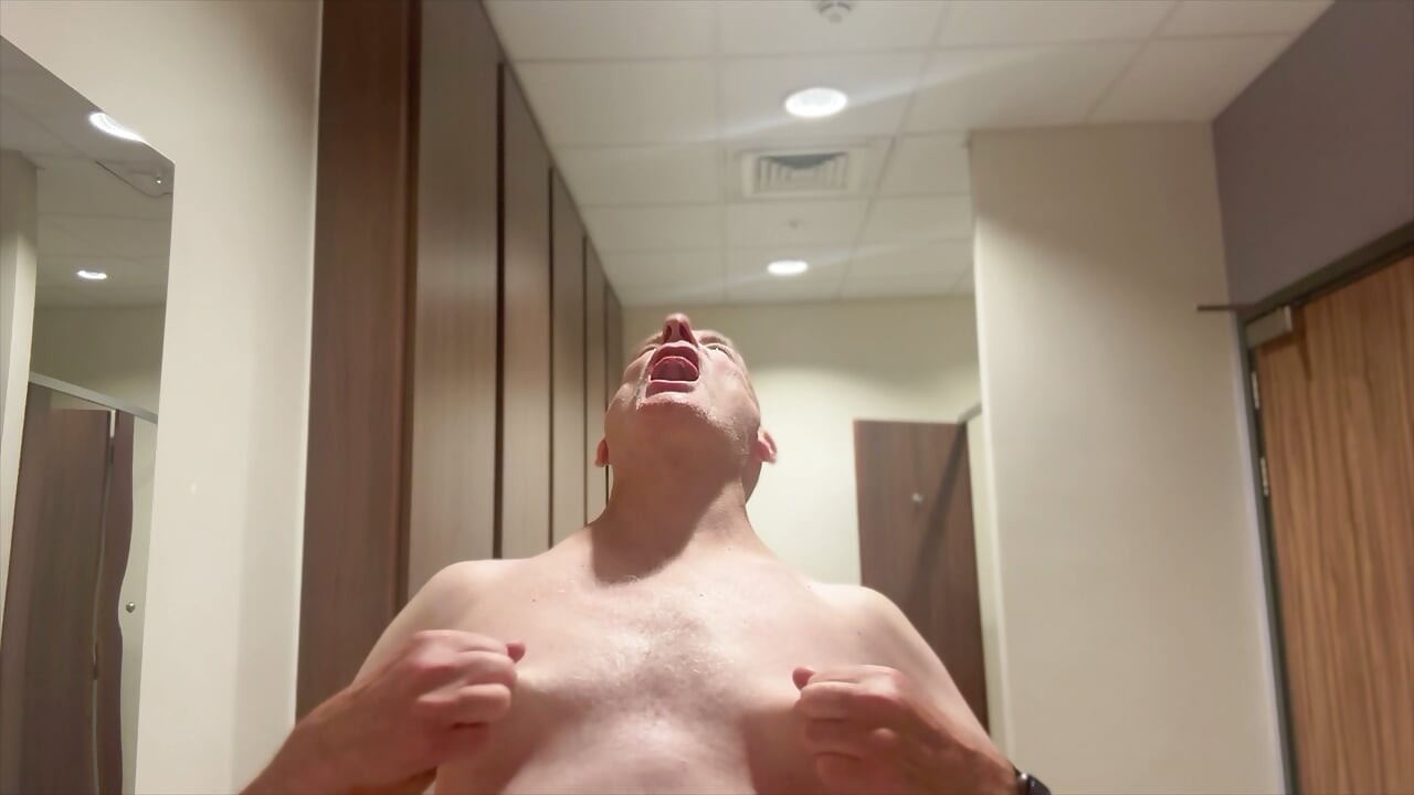 Daddy Cum Pig παιχνίδι με τις θηλές στο γυμναστήριο