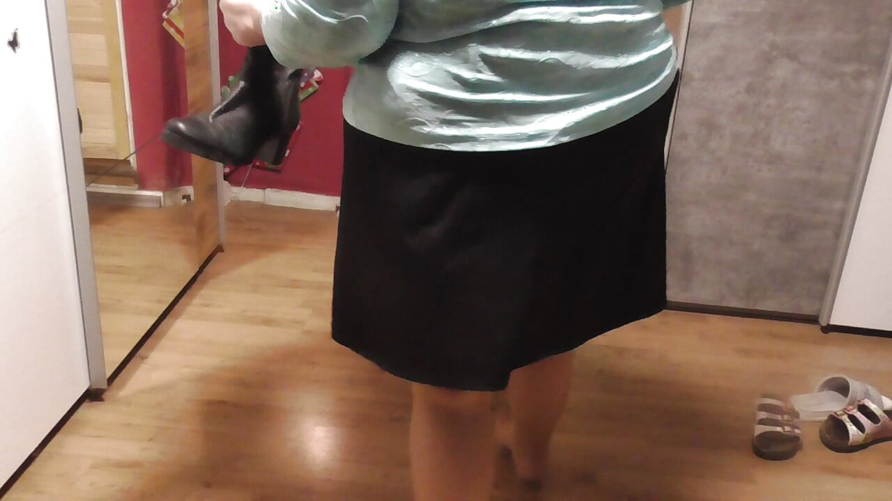 German Mother Worship the Steiefel Mistress's Feet