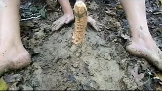 Exhib de la salope dans la boue