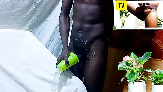 Islak ateşli amcık mastürbasyonu izlerken su ve orgazm dolu prezervatifle nasıl sikiştim ve cinsel anın tadını çıkardım!