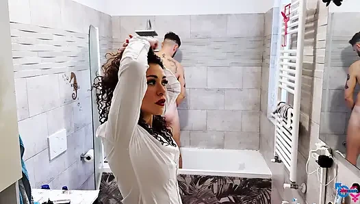 Gadis Italia Effe memberikan blowjob berpakaian di bak mandi setelah dia menyemprotkan ke mulut dan wajahnya!