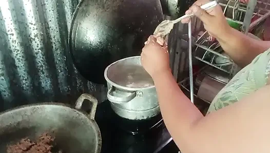Yemek pişiren kayınvalidesi soyunuyor