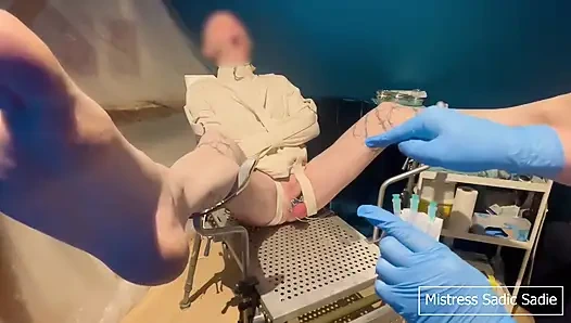 Пытка члена и члена с жесткой иголкой в смирительной рубашке