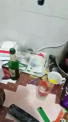 Curva Suge pula cu telefonu la ureche