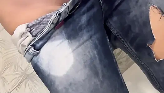 Играю с мокрыми джинсами в душе